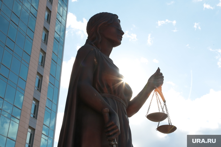 Статуя Фемиды у краевого арбитражного суда. Пермь, фемида, правосудие, статуя фемиды
