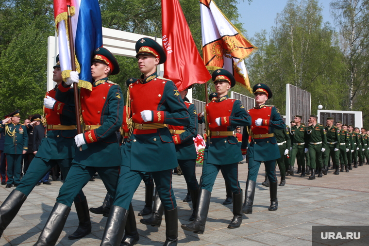 На каждой локации випов встречал почетный караул Тюменского высшего военно-инженерного командного училища.