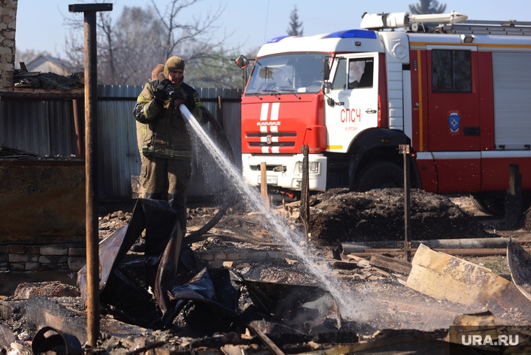 Пожарные ликвидируют оставшиеся очаги возгорания в микрорайоне Малое Чаусово