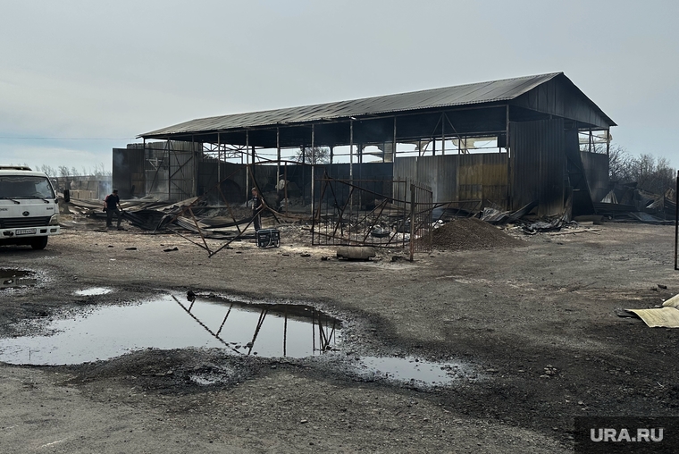 В Кургане сгорела шиномонтажка рядом со строительным рынком на Увале