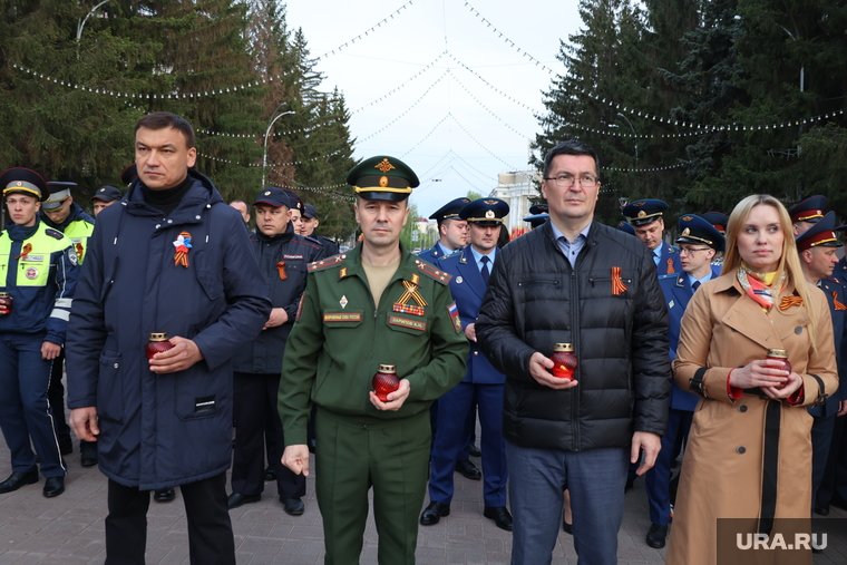 На акцию пришли руководители областного департамента образования Андрей Кочеров и военкомата региона Айрат Зарипов, а также председатель гордумы Игорь Прозоров и депутат Анастасия Романович