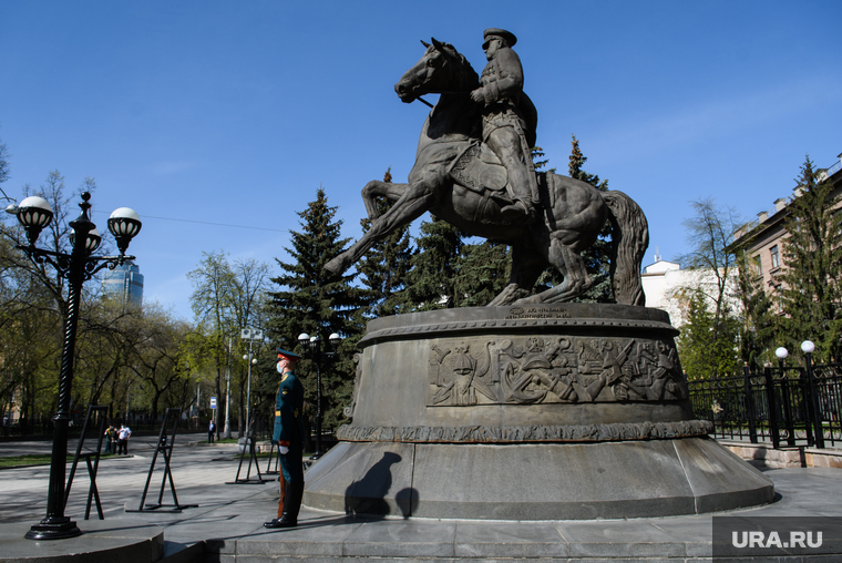 Торжественное возложение цветов к памятнику Жукову возле Штаба ЦВО. Екатеринбург, памятник жукову