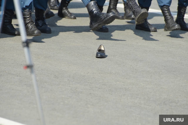 Одна из участниц парада, чеканя шаг, потеряла туфельку. Но на прохождении колонны это никак не сказалось