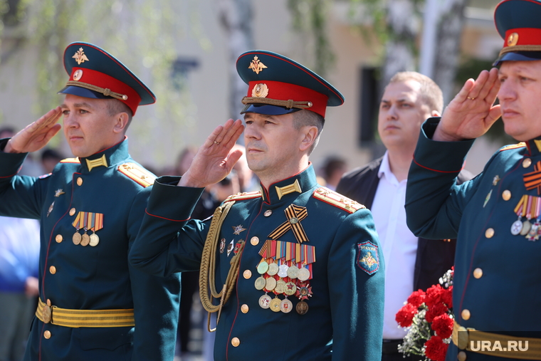 Сотрудники военкомата вместе с военкомом Зариповым почтили память погибших в ВОВ