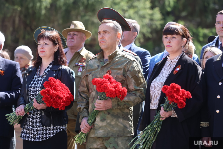 Елена Ситникова, Вадим Шумков и Оксана Куташи возложили цветы к Вечному огню и почтили память погибших солдат