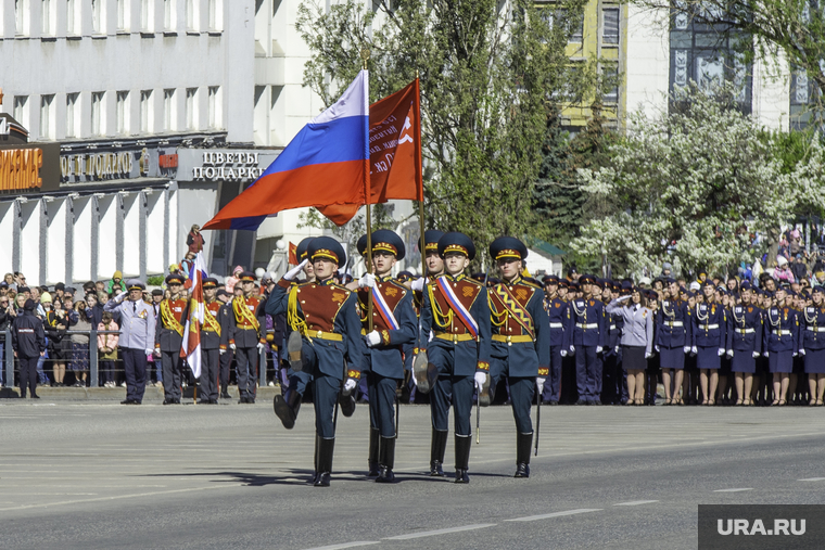 Знамя победы на Октябрьскую площадь вынесли курсанты Пермского военного института войск нацгвардии (ПВИВНГ)