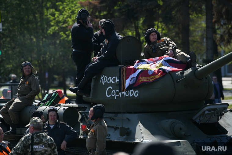 Все боевые машины на параде, включая танки, управлялись полноценными экипажами. В ожидании старта танкисты пели под гармонь военные песни и позировали для туристов и горожан