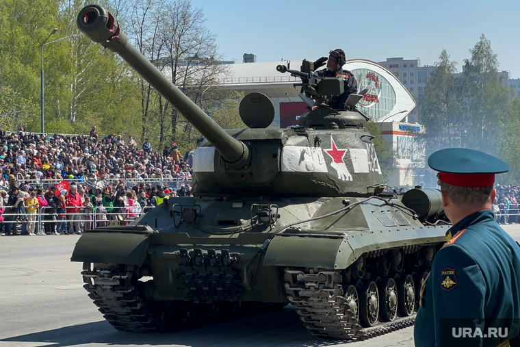 Тяжелый танк ИС («Иосиф Сталин») появился уже во второй половине войны — его предшественники не всегда могли справиться с немецкими «Тиграми», и создание ИС во многом переломило ситуацию на фронте
