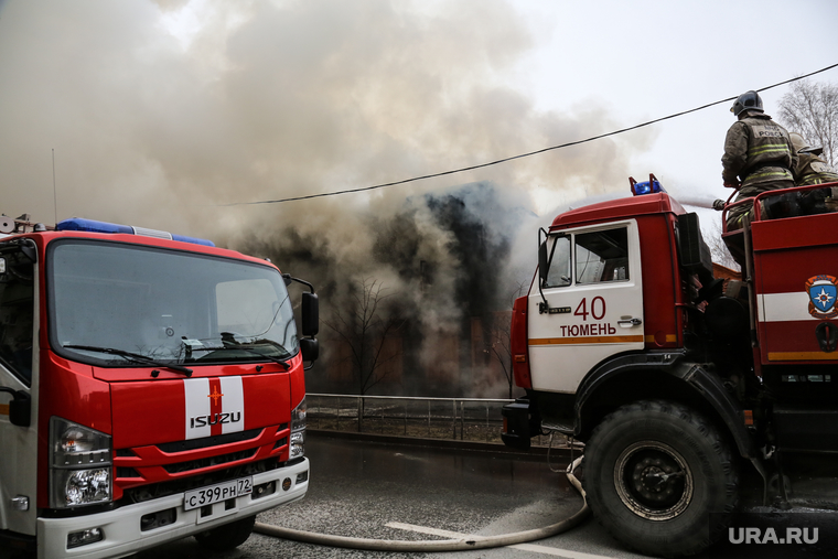Пожар в историческом здании по ул. Дзержинского 34. Тюмень, дым, пожар, пожарный расчет