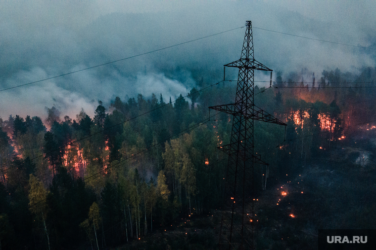 Горящий лес возле горы Волчиха. Свердловская область , лэп, лесной пожар, пожар в лесу, дым от пожара, пожар на волчихе