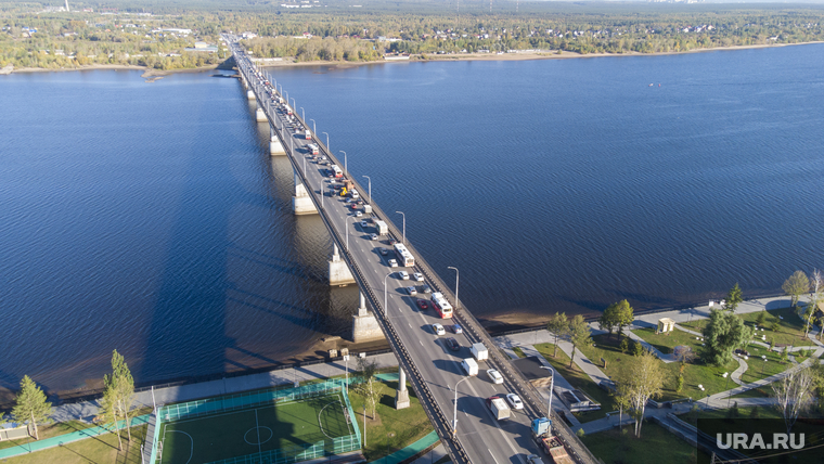 ДТП на Коммунальном мосту. Пермь, река кама, коммунальный мост, пробки на дорогах, виды города с высоты