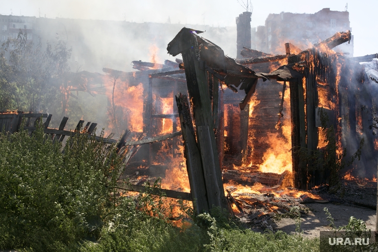 Пожар. Тюмень, пожар, огонь, горящий дом