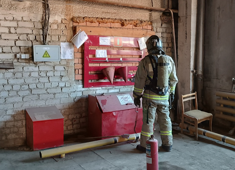 Специалисты энергосферы пресекают пожары на своих объектах и тушат огонь рядом с ними