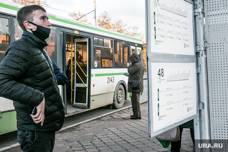 Люди в городе. Тюмень, остановка, транспорт, автобусная остановка, автобус, общественный транспорт, люди в масках, расписание автобусов