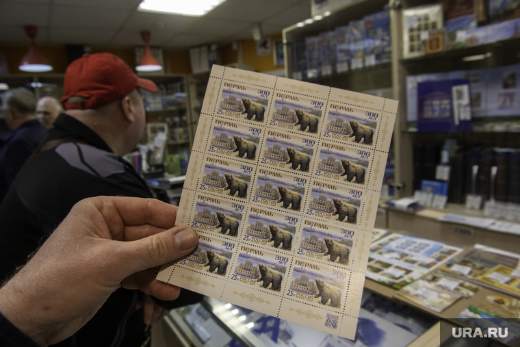 Новенькие марки приобретают коллекционеры