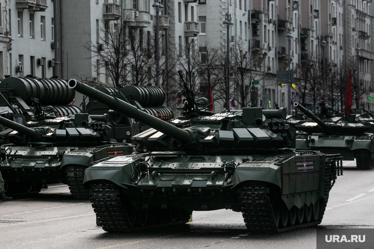 Движение техники для репетиции Парада Победы 9 мая. Москва, военная техника на марше, т-90, танк, колонна техники
