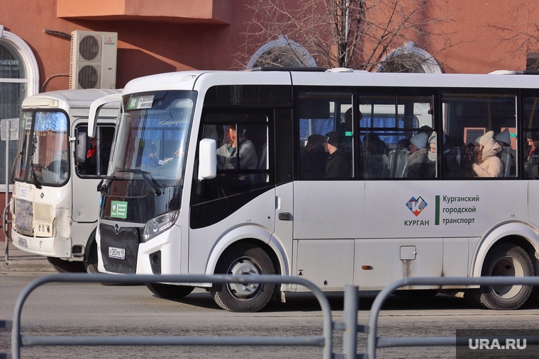 Город. Разное. Курган, водитель автобуса, автобусная остановка, автобус, пассажир в автобусе