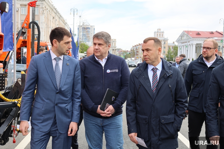 Вместе с Новиковым выставку спецтехники посетил глава региона Вадим Шумков и его замы