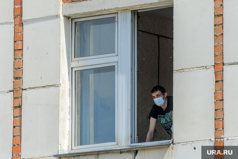 Инфекционная больница, куда доставляют больных коронавирусной инфекцией. Челябинск, больной, окно, пациент, обсерватор, инфекционная больница, скорая помошь