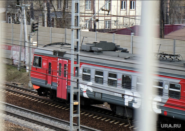 Повседневная жизнь. Весна. Москва, электричка, общественный транспорт, поезд