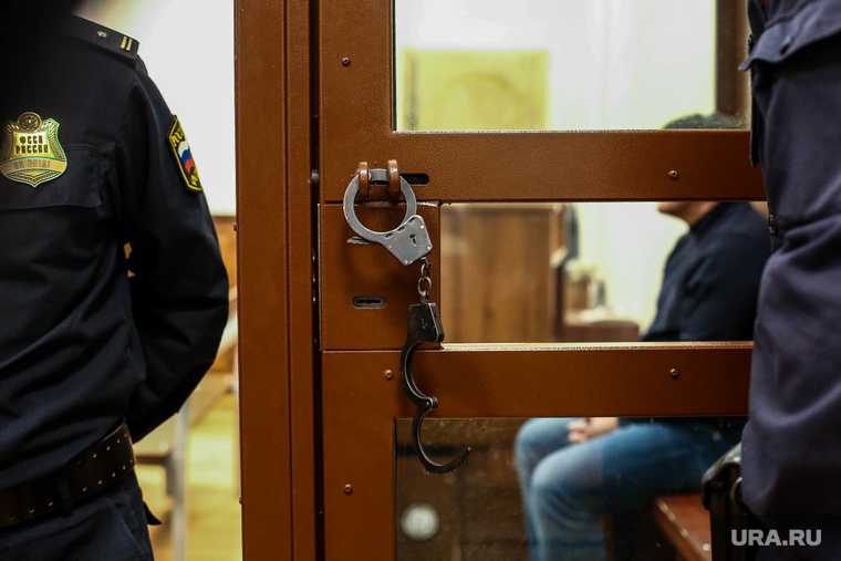Избрание меры пресечения Абызову в Басманном суде. Москва , осужденный, решетка, скамья подсудимых, судебное заседание, суд, наручники