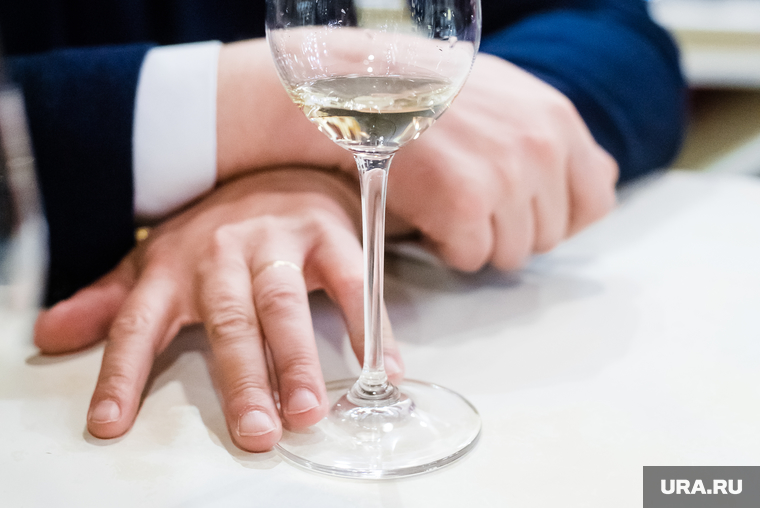 Дегустация вин с Франсуа Эненом в «Винотеке Соловьева». Екатеринбург, вино, бокал, белое вино, дегустация
