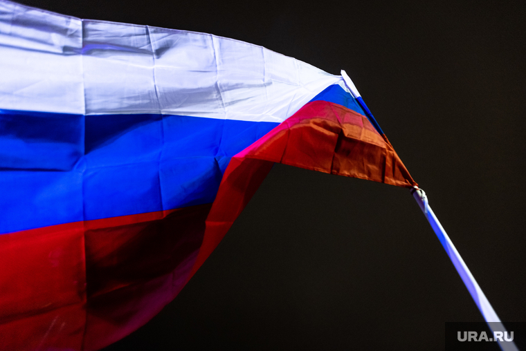 Митинг на Красной площади в поддержку присоединения новых территорий к РФ. Москва, российский флаг, триколор, флаг россии