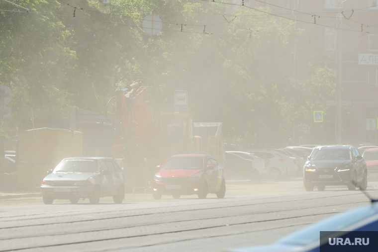 Дорожная обстановка. Пыль и дым в городе. Челябинск, пыль, жара, лето, улица цвиллинга, дорога, экология, пыльная буря