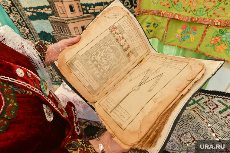 Сабантуй в Калачево. Челябинск, арабская вязь, священная книга, толкования к корану