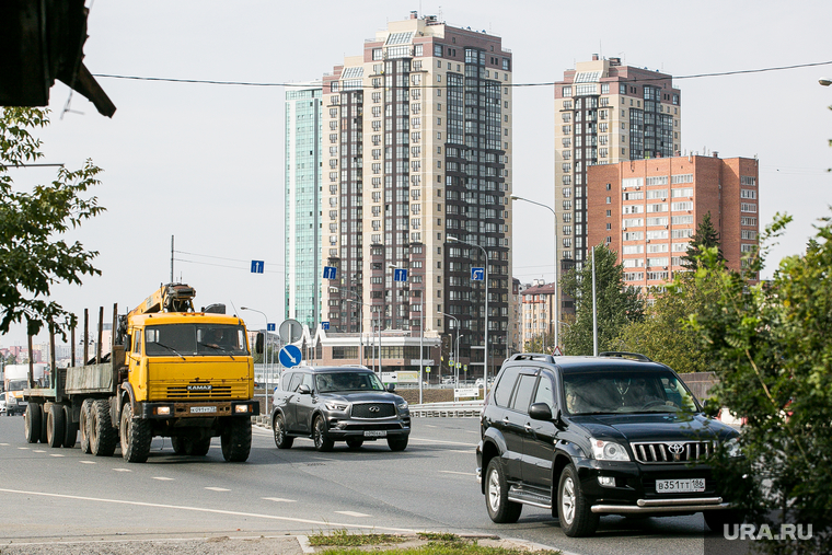 Виды города. Тюмень, новостройки, дорога, автомобили, тюмень, панелька, виды тюмени, квартал