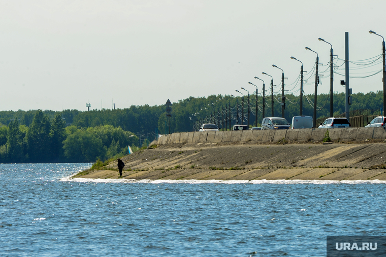 Городской пляж на Шершневском водохранилище во время режима самоизоляции. Челябинск, жара, дамба, лето, шершневское водохранилище, отдых, шершни
