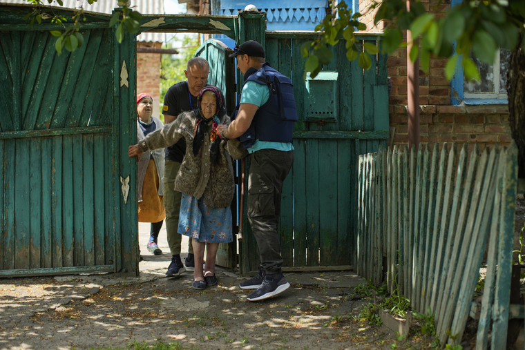 Май 2022 года. Волонтеры благотворительной организации «Восток SOS» эвакуируют мирных жителей и пожилых людей с ограниченными возможностями из города. Самое начало украинских обстрелов.
