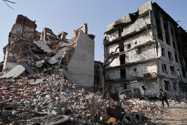 Весна 2023 года. Многие здания в городе были разрушены. Тогда украинские войска начали отступать из города, попутно взрывая здания и объекты инфраструктуры. Из-за постоянных обстрелов число мирных жителей в городе стремительно снизилось.