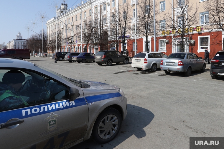 Город во время самоизоляции жителей. Курган , полиция, парковка, запрет парковки, площадь ленина