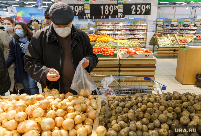 ТЦ «Лента». Магнитогорск, овощи, продукты, картофель, еда, покупатель в маске, лук репчатый