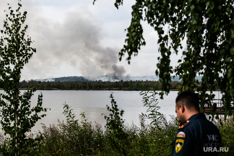 Тушение пожара в лесу на озере Глухое. Екатеринбург, первоуральский городской округ, озеро глухое