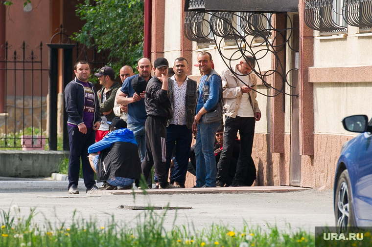 Мигранты, задержанные на 4 овощебазе. Екатеринбург, улица ясная22а