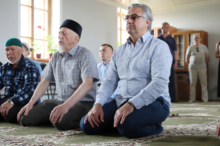 После приезда в Юлдус Шайхразиев посетил мечеть, которая уцелела в пожаре