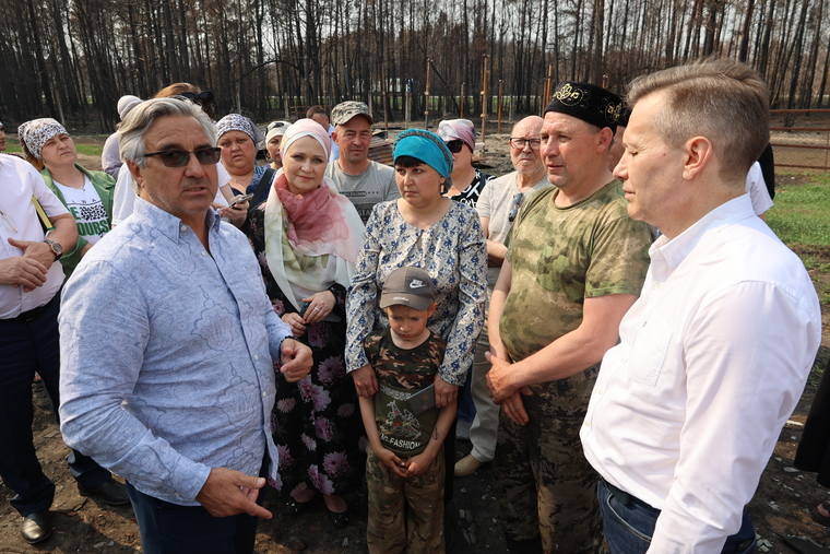 После этого вице-премьер Шайхразиев вместе с замгубернатором Ермаковым отправились осматривать сгоревшее село