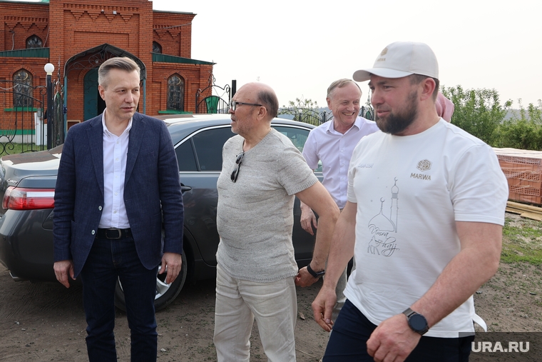 Замгубернатора Константин Ермаков (слева) и депутат облдумы Марат Исламов (в центре) приехали в Юлдус