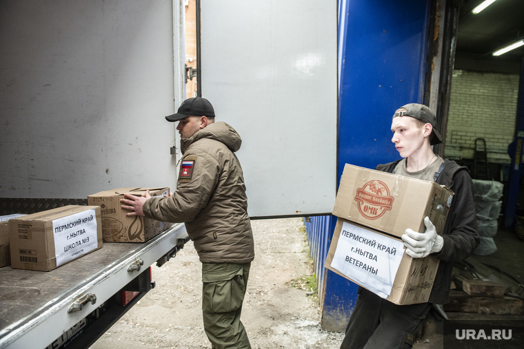 Отправка гуманитарной помощи добровольческому батальону Молот (в/ч 13637) в зону проведения СВО. Пермь, гуманитарная помощь, своих не бросаем, батальон молот, погрузка гуманитарной помощи