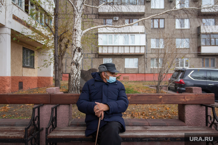 Клипарт с Ириной Текслер. Магнитогорск, пенсионер, старость, защитная маска, татуировки на пальцах, осень, старик на лавочке