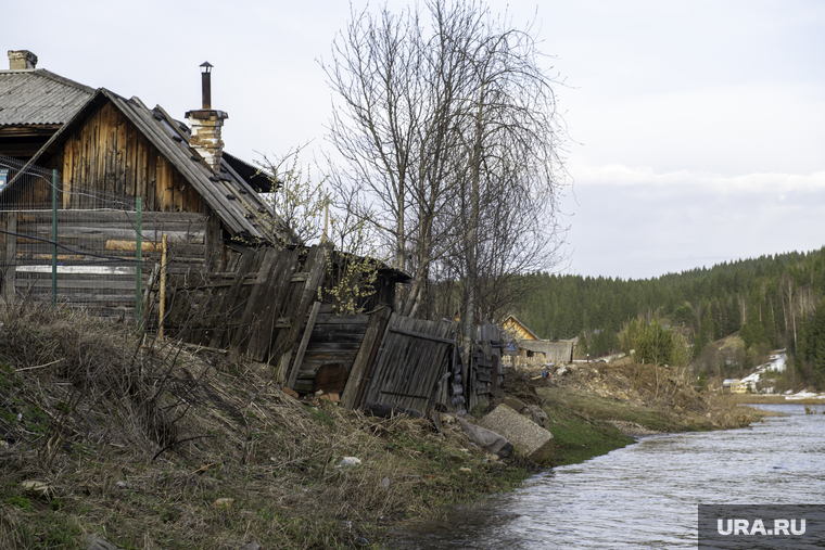 Памятник природы Усьвинские столбы. Пермь, деревня, дом на реке