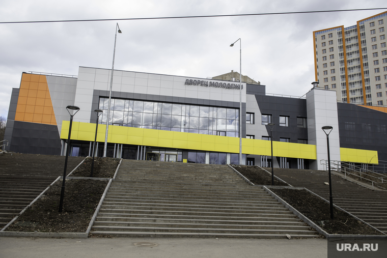 Повседневная жизнь. Пермь, дворец молодежи, сквер олега новоселова