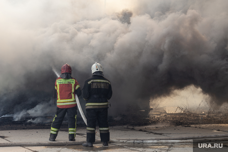 Пожар на складах. Екатеринбург, дым, тушение огня, локализация пожара, пожарные