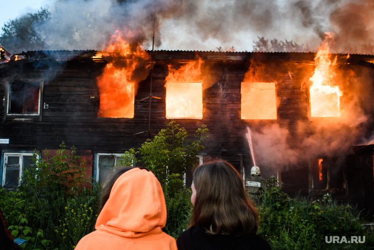 Пожар в деревянном доме по улице 8 марта. Екатеринбург, деревянный дом, пожар, пламя, огонь, тушение пожара, горящий дом, дом горит