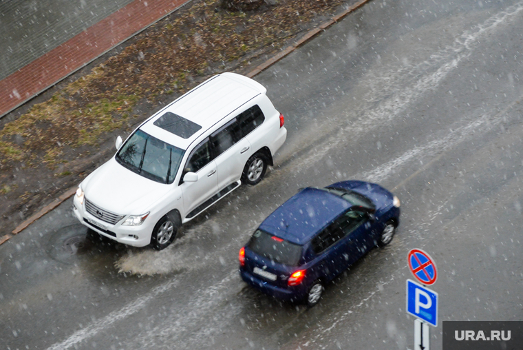 Первая гроза. Челябинск, автомобили, гроза, непогода, ливень, дорога, осадки, дождь, климат, автотранспорт