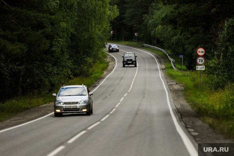 Дорога, трасса. М5. Челябинская область, дорожный знак, лес, трасса, дорога, автотранспорт, автомобильная дорога, поворот дороги