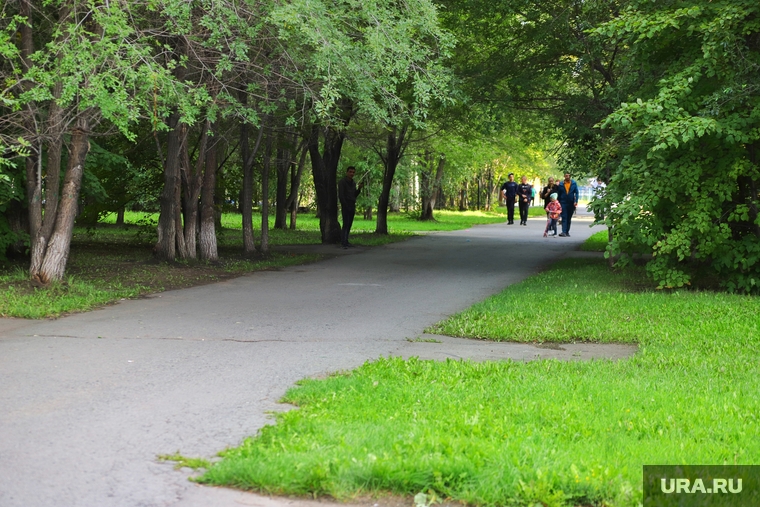 День города. Курган , горсад, лето, аллея горсада, отсутствие лавочек