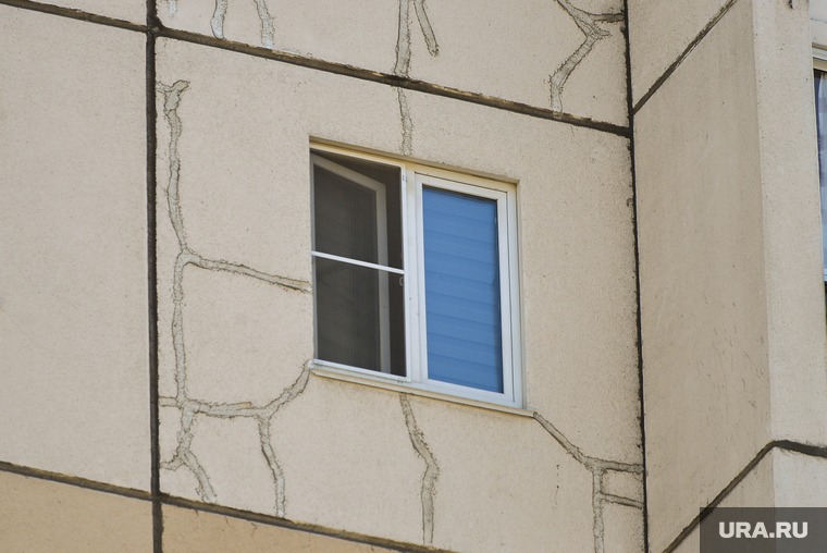Новостройки. Челябинск, панельный дом, москитная сетка, открытое окно, трещины, окно, панельное домостроение